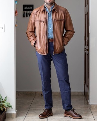 Come indossare e abbinare una giacca harrington per un uomo di 30 anni in modo smart-casual: Mostra il tuo stile in una giacca harrington con chino blu scuro per un look semplice, da indossare ogni giorno. Scarpe brogue in pelle marrone scuro daranno lucentezza a un look discreto.