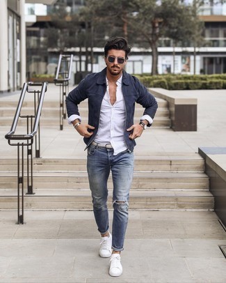 Quale giacca harrington indossare con jeans aderenti blu: Scegli una giacca harrington e jeans aderenti blu per un outfit rilassato ma alla moda. Sneakers basse di tela bianche sono una gradevolissima scelta per completare il look.