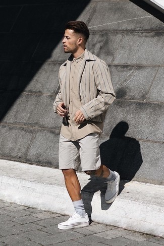 Quale giacca harrington indossare con sneakers basse bianche per un uomo di 20 anni: Indossa una giacca harrington e pantaloncini grigi per affrontare con facilità la tua giornata. Sneakers basse bianche sono una eccellente scelta per completare il look.
