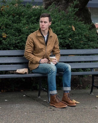 Quale giacca harrington indossare con stivali casual marroni per un uomo di 20 anni: Potresti abbinare una giacca harrington con jeans blu per un look spensierato e alla moda. Impreziosisci il tuo outfit con un paio di stivali casual marroni.