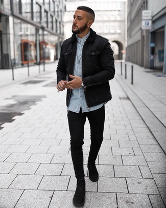 Quale jeans aderenti indossare con una camicia di jeans acqua in modo casual: Indossa una camicia di jeans acqua e jeans aderenti per un look comfy-casual. Calza un paio di stivali casual in pelle scamosciata neri per dare un tocco classico al completo.