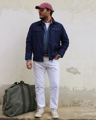 Quale jeans indossare con sneakers alte beige per un uomo di 30 anni: Combina una giacca harrington blu scuro con jeans per vestirti casual. Se non vuoi essere troppo formale, scegli un paio di sneakers alte beige.