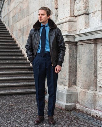 Quale scarpe oxford indossare con pantaloni eleganti blu scuro in modo formale: Metti una giacca harrington in pelle nera e pantaloni eleganti blu scuro come un vero gentiluomo. Sfodera il gusto per le calzature di lusso e calza un paio di scarpe oxford.