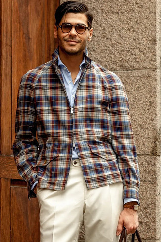 Come indossare e abbinare una giacca harrington: Sfodera un look elegante con una giacca harrington e pantaloni eleganti bianchi.