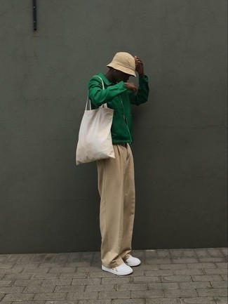 Come indossare e abbinare un cappello alla pescatora per un uomo di 20 anni: Coniuga una giacca harrington verde con un cappello alla pescatora per un look perfetto per il weekend. Sfodera il gusto per le calzature di lusso e indossa un paio di sneakers basse di tela bianche.