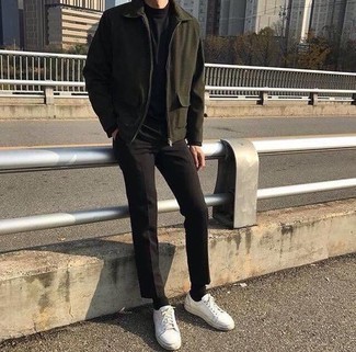 Quale giacca harrington indossare con sneakers basse bianche e blu scuro: Prova a combinare una giacca harrington con chino neri per vestirti casual. Se non vuoi essere troppo formale, indossa un paio di sneakers basse bianche e blu scuro.