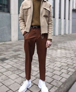 Look alla moda per uomo: Giacca harrington beige, Dolcevita di lana lavorato a maglia marrone, Chino marroni, Scarpe sportive bianche
