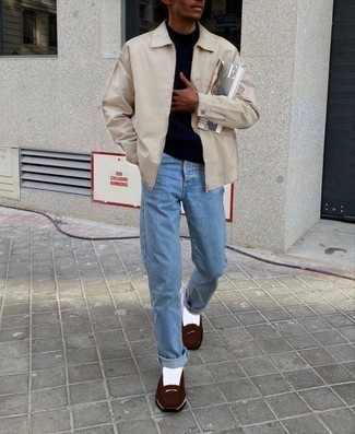 Quale jeans indossare con una giacca harrington marrone chiaro per un uomo di 30 anni in primavera 2025: Coniuga una giacca harrington marrone chiaro con jeans per un look trendy e alla mano. Scegli un paio di mocassini eleganti in pelle scamosciata marrone scuro per mettere in mostra il tuo gusto per le scarpe di alta moda. È buona scelta per un outfit primaverile!