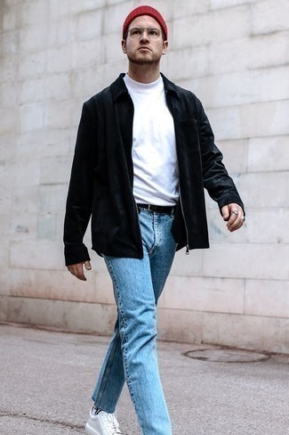 Come indossare e abbinare una giacca harrington nera con jeans azzurri quando fa caldo: Potresti indossare una giacca harrington nera e jeans azzurri per un pranzo domenicale con gli amici. Sneakers basse di tela bianche sono una eccellente scelta per completare il look.