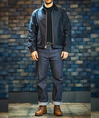 Quale giacca harrington indossare con jeans blu in modo smart-casual: Prova ad abbinare una giacca harrington con jeans blu per vestirti casual. Scegli uno stile classico per le calzature e opta per un paio di stivali casual in pelle marroni.