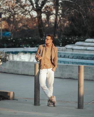 Come indossare e abbinare una giacca harrington beige in modo casual: Potresti combinare una giacca harrington beige con jeans bianchi per un look raffinato per il tempo libero. Per distinguerti dagli altri, indossa un paio di sneakers alte di tela marrone chiaro.