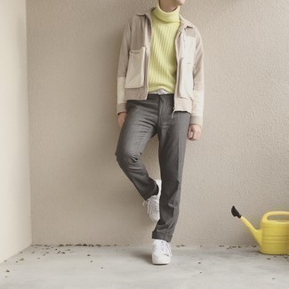 Come indossare e abbinare un maglione giallo per un uomo di 20 anni in modo smart-casual: Abbina un maglione giallo con pantaloni eleganti grigi per un look elegante e di classe. Questo outfit si abbina perfettamente a un paio di sneakers basse in pelle bianche.