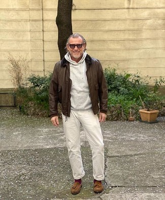Quale jeans indossare con una giacca harrington marrone per un uomo di 50 anni in modo smart-casual: Potresti combinare una giacca harrington marrone con jeans per vestirti casual. Sfodera il gusto per le calzature di lusso e mettiti un paio di mocassini con nappine in pelle scamosciata marroni.