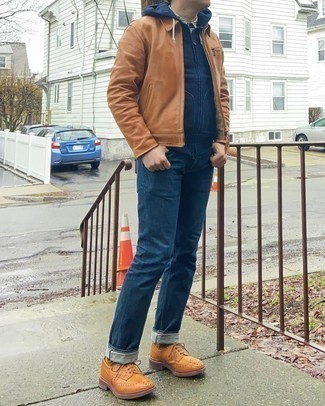 Quale jeans indossare con scarpe brogue marroni per un uomo di 30 anni: Scegli un outfit composto da una giacca harrington marrone e jeans per un look spensierato e alla moda. Un paio di scarpe brogue marroni darà un tocco di forza e virilità a ogni completo.
