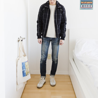 Come indossare e abbinare una giacca harrington per un uomo di 17 anni in modo casual: Abbina una giacca harrington con jeans blu scuro per un look spensierato e alla moda. Sneakers basse in pelle bianche sono una buona scelta per completare il look.