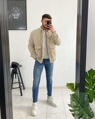 Quale jeans indossare con una giacca harrington marrone chiaro in primavera 2024: Per un outfit della massima comodità, potresti indossare una giacca harrington marrone chiaro e jeans. Rifinisci questo look con un paio di sneakers basse in pelle bianche. È buona idea per tuo outfit primaverile!