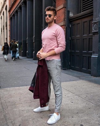 Come indossare e abbinare una felpa rosa per un uomo di 30 anni: Abbina una felpa rosa con chino grigi per un look semplice, da indossare ogni giorno. Questo outfit si abbina perfettamente a un paio di sneakers basse in pelle bianche.