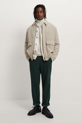 Quale chino indossare con una giacca di jeans bianca per un uomo di 20 anni in modo smart-casual: Metti una giacca di jeans bianca e chino per affrontare con facilità la tua giornata. Chukka in pelle nere sono una buona scelta per completare il look.