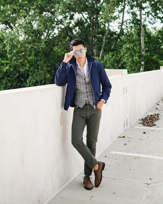 Quale jeans indossare con una giacca harrington blu scuro per un uomo di 20 anni quando fa caldo: Prova a combinare una giacca harrington blu scuro con jeans per vestirti casual. Calza un paio di scarpe derby in pelle scamosciata marroni per mettere in mostra il tuo gusto per le scarpe di alta moda.