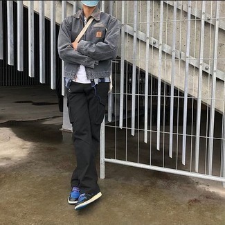 Quale pantaloni cargo indossare con sneakers basse blu scuro e bianche per un uomo di 20 anni: Abbina una giacca harrington grigia con pantaloni cargo per vestirti casual. Completa questo look con un paio di sneakers basse blu scuro e bianche.