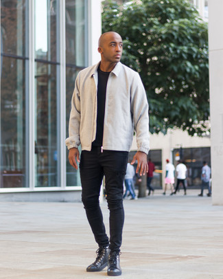 Quale jeans indossare con una giacca harrington grigia in modo rilassato: Potresti combinare una giacca harrington grigia con jeans per un'atmosfera casual-cool. Scegli un paio di sneakers alte in pelle nere come calzature per avere un aspetto più rilassato.