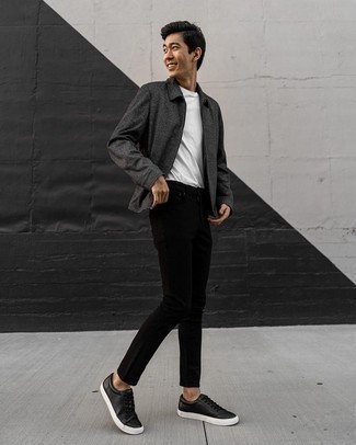 Come indossare e abbinare jeans aderenti neri con sneakers basse in pelle nere: Questa combinazione di una giacca harrington grigio scuro e jeans aderenti neri ti permetterà di sfoggiare uno stile semplice nel tempo libero. Sneakers basse in pelle nere sono una gradevolissima scelta per completare il look.