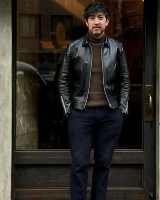 Come indossare e abbinare una giacca in pelle per un uomo di 30 anni quando fa caldo in modo casual: Prova ad abbinare una giacca in pelle con chino blu scuro per un look trendy e alla mano.