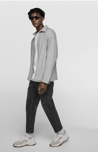 Trend da uomo 2024: Indossa una giacca harrington grigia con jeans grigio scuro per un look semplice, da indossare ogni giorno.