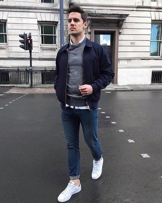 Quale giacca harrington indossare con sneakers basse bianche per un uomo di 20 anni: Potresti indossare una giacca harrington e jeans blu per un pranzo domenicale con gli amici. Sneakers basse bianche sono una buona scelta per completare il look.