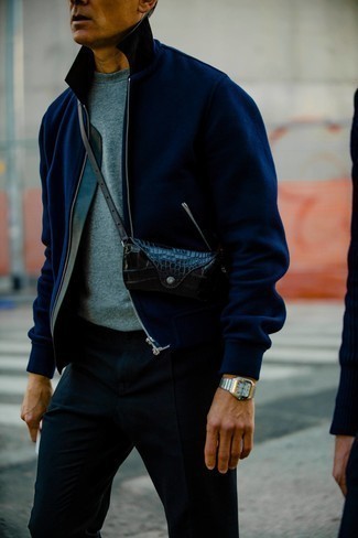 Come indossare e abbinare una borsa a tracolla in pelle nera per un uomo di 30 anni in modo smart-casual: Potresti combinare una giacca harrington blu scuro con una borsa a tracolla in pelle nera per una sensazione di semplicità e spensieratezza.