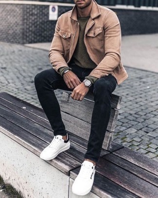 Look alla moda per uomo: Giacca harrington marrone chiaro, Maglione girocollo verde oliva, Jeans blu scuro, Sneakers basse di tela bianche e nere