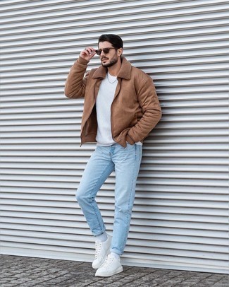 Come indossare e abbinare sneakers basse con una giacca harrington: Scegli un outfit composto da una giacca harrington e jeans azzurri per un look semplice, da indossare ogni giorno. Sneakers basse sono una gradevolissima scelta per completare il look.