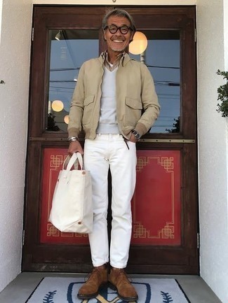 Quale jeans indossare con una giacca harrington marrone chiaro per un uomo di 50 anni in modo smart-casual: Abbina una giacca harrington marrone chiaro con jeans per un look semplice, da indossare ogni giorno. Chukka in pelle scamosciata marroni sono una eccellente scelta per completare il look.
