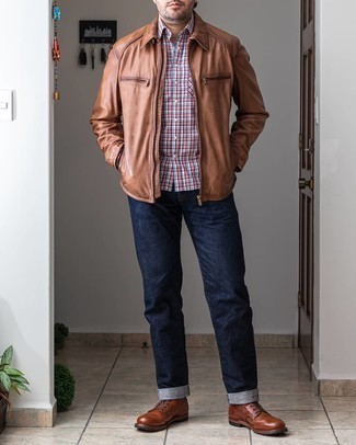Come indossare e abbinare jeans blu scuro con stivali casual marroni quando fa caldo in modo smart-casual: Prova ad abbinare una giacca harrington marrone con jeans blu scuro per vestirti casual. Completa il tuo abbigliamento con un paio di stivali casual marroni.