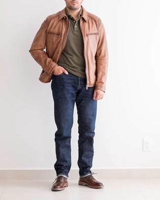 Come indossare e abbinare jeans con scarpe brogue quando fa caldo in modo smart-casual: Indossa una giacca harrington marrone e jeans per un look raffinato per il tempo libero. Calza un paio di scarpe brogue per dare un tocco classico al completo.