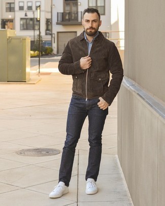 Come indossare e abbinare una giacca harrington: Una giacca harrington e jeans grigio scuro si adattano perfettamente a ogni genere di attività per il weekend. Questo outfit si abbina perfettamente a un paio di sneakers basse in pelle bianche.