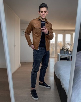 Come indossare e abbinare una giacca harrington marrone: Opta per una giacca harrington marrone e jeans blu scuro per un look raffinato per il tempo libero. Sneakers basse in pelle nere sono una gradevolissima scelta per completare il look.