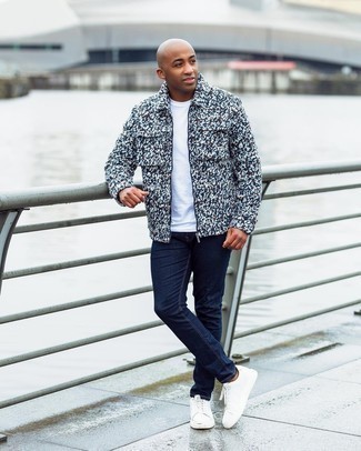 Come indossare e abbinare una giacca multicolore: Metti una giacca multicolore e jeans blu scuro per un look spensierato e alla moda. Sneakers basse in pelle bianche sono una splendida scelta per completare il look.