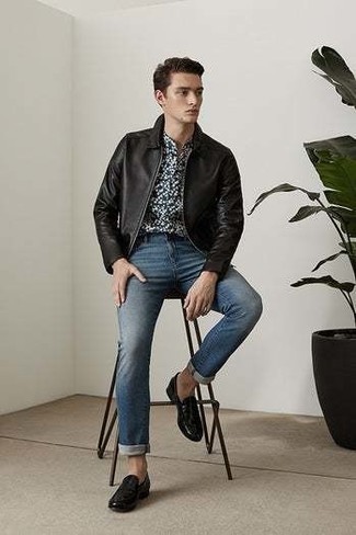 Quale giacca harrington indossare con jeans blu in modo smart-casual: Metti una giacca harrington e jeans blu per un look semplice, da indossare ogni giorno. Sfodera il gusto per le calzature di lusso e opta per un paio di mocassini eleganti in pelle neri.
