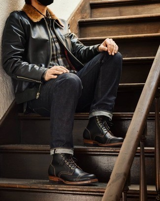 Come indossare e abbinare una giacca harrington per un uomo di 30 anni in modo smart-casual: Indossa una giacca harrington e jeans blu scuro per vestirti casual. Prova con un paio di stivali casual in pelle neri per dare un tocco classico al completo.