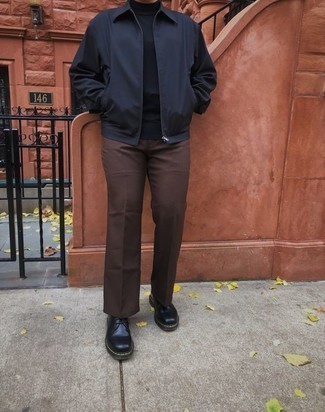 Quale giacca harrington indossare con scarpe derby nere per un uomo di 30 anni: Indossa una giacca harrington con chino marrone scuro per un look spensierato e alla moda. Mettiti un paio di scarpe derby nere per dare un tocco classico al completo.