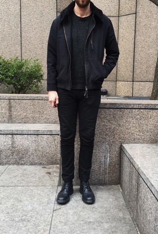 Come indossare e abbinare un maglione girocollo nero per un uomo di 30 anni: Prova ad abbinare un maglione girocollo nero con jeans neri per un look semplice, da indossare ogni giorno. Scegli un paio di stivali casual in pelle neri come calzature per dare un tocco classico al completo.