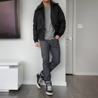 Come indossare e abbinare sneakers alte in pelle nere in modo casual: Scegli una giacca harrington in pelle nera e jeans grigio scuro per un look semplice, da indossare ogni giorno. Per distinguerti dagli altri, opta per un paio di sneakers alte in pelle nere.