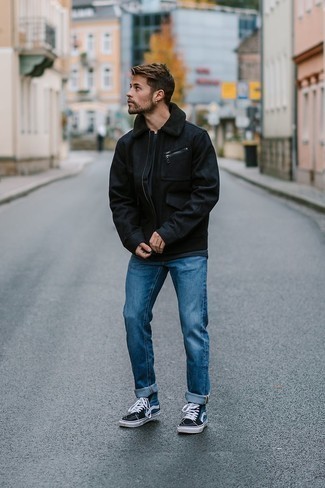 Quale sneakers alte indossare con una giacca harrington nera per un uomo di 20 anni quando fa caldo: Combina una giacca harrington nera con jeans blu per un look semplice, da indossare ogni giorno. Calza un paio di sneakers alte per avere un aspetto più rilassato.