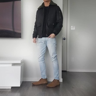 Quale jeans indossare con chukka marroni in primavera 2025 in modo rilassato: Una giacca harrington in pelle nera e jeans sono una combinazione perfetta da usare nel weekend. Chukka marroni sono una validissima scelta per completare il look. Un outfit stupendo per essere cool e assolutamente alla moda anche durante la stagione transitoria.