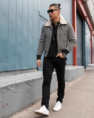 Come indossare e abbinare jeans neri con sneakers basse bianche quando fa freddo: Scegli un outfit composto da una giacca harrington di lana grigia e jeans neri per un look trendy e alla mano. Questo outfit si abbina perfettamente a un paio di sneakers basse bianche.