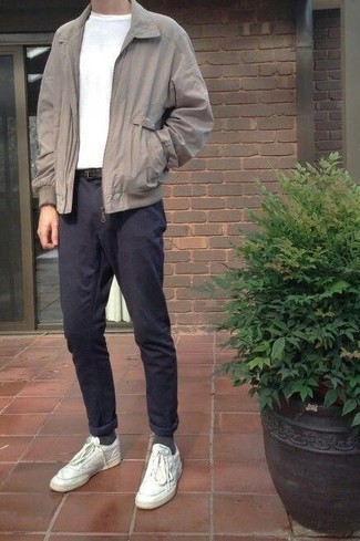 Quale giacca harrington indossare con sneakers basse bianche per un uomo di 20 anni: Indossa una giacca harrington e chino blu scuro per un look raffinato per il tempo libero. Scegli un paio di sneakers basse bianche per avere un aspetto più rilassato.