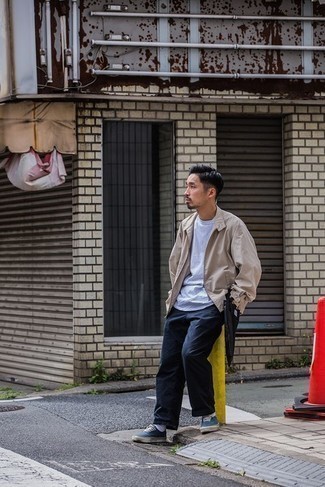Quale chino indossare con una giacca harrington marrone chiaro per un uomo di 30 anni: Prova a combinare una giacca harrington marrone chiaro con chino per vestirti casual. Per un look più rilassato, calza un paio di sneakers basse di tela blu scuro.