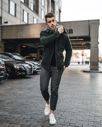 Come indossare e abbinare una sciarpa grigia: Prova ad abbinare una giacca harrington verde scuro con una sciarpa grigia per una sensazione di semplicità e spensieratezza. Opta per un paio di sneakers basse in pelle bianche per dare un tocco classico al completo.