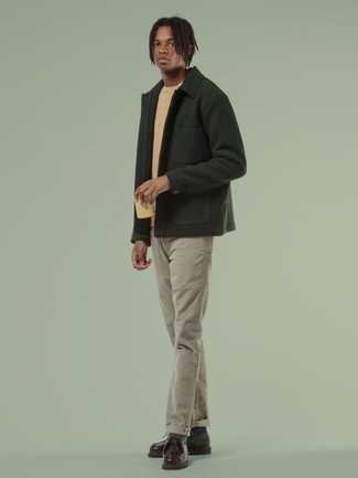Quale giacca harrington indossare con chino grigio scuro per un uomo di 17 anni quando fa caldo: Scegli una giacca harrington e chino grigio scuro per un look spensierato e alla moda. Chukka in pelle marrone scuro sono una valida scelta per completare il look.